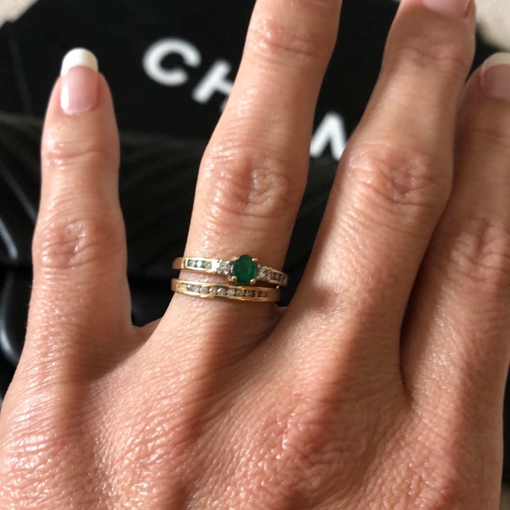14 kt gold natural emerald and diamond ring. - Picture 2 of 16